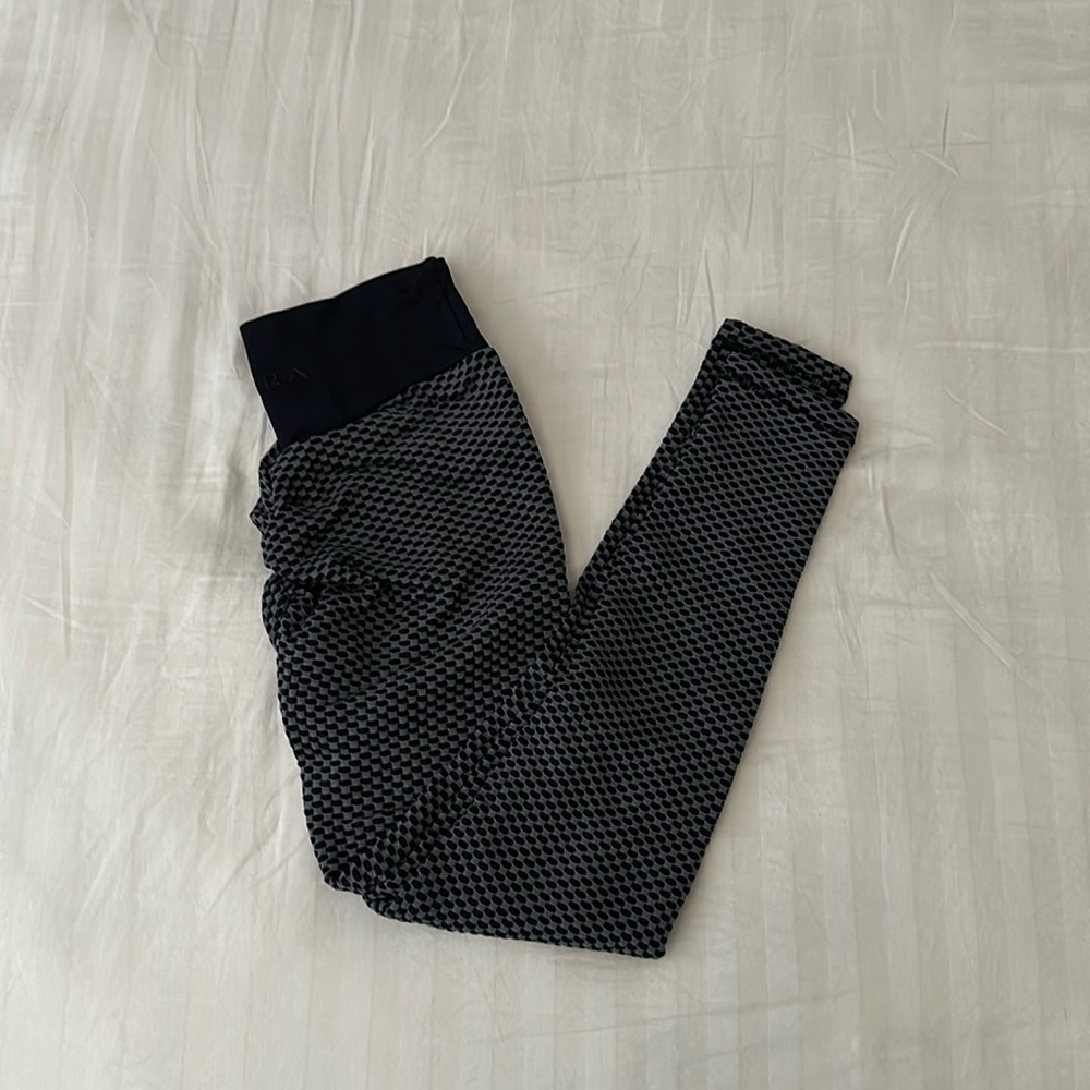 Tahira luxe scrunch leggings black athletic sporty activewear